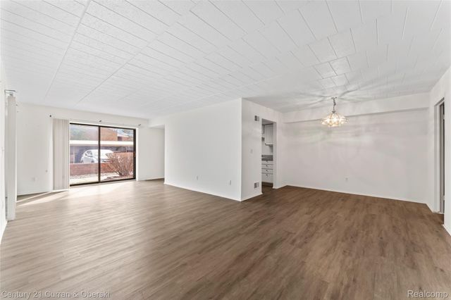 18220 University Park Drive 28, Livonia, MI 48152