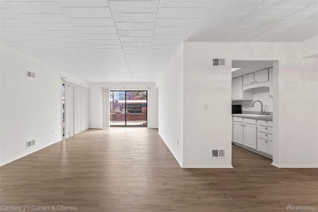 18220 University Park Drive 28, Livonia, MI 48152