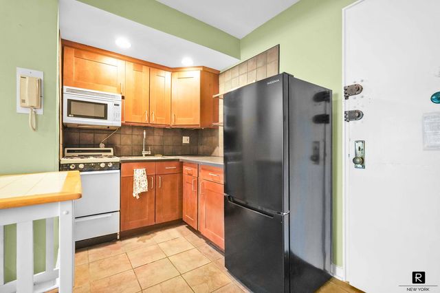 3185 Crescent St Apt 419, New York City, NY 11106