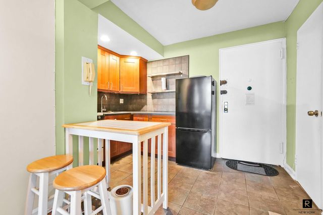 3185 Crescent St Apt 419, New York City, NY 11106