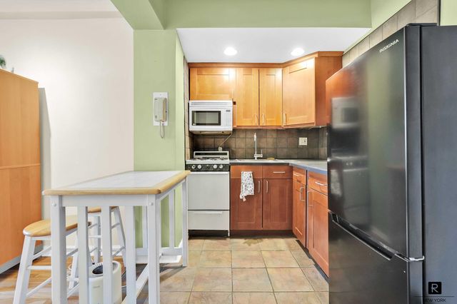 3185 Crescent St Apt 419, New York City, NY 11106