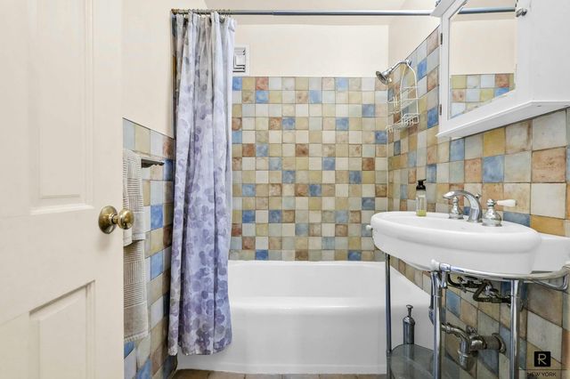 3185 Crescent St Apt 419, New York City, NY 11106
