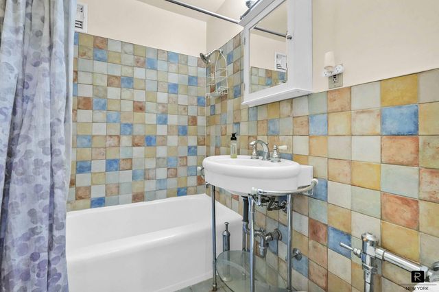 3185 Crescent St Apt 419, New York City, NY 11106