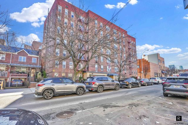 3185 Crescent St Apt 419, New York City, NY 11106