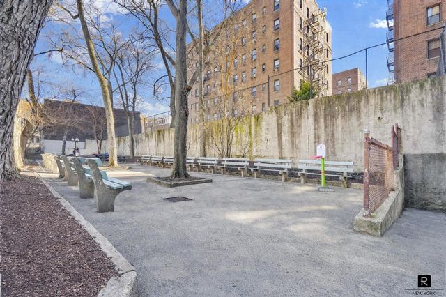 3185 Crescent St Apt 419, New York City, NY 11106