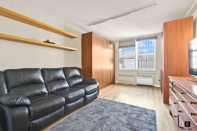 3185 Crescent St Apt 419, New York City, NY 11106