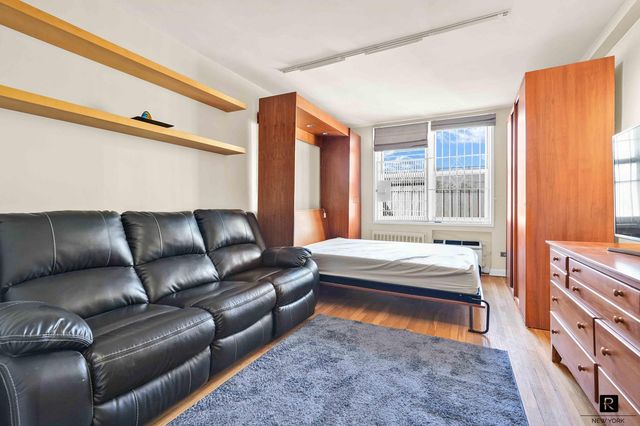3185 Crescent St Apt 419, New York City, NY 11106