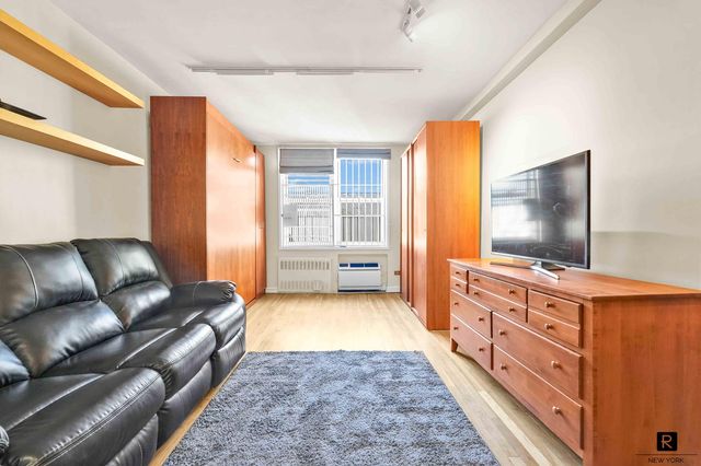 3185 Crescent St Apt 419, New York City, NY 11106