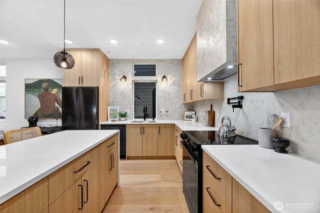 4529 Corliss Avenue N, Seattle, WA 98103