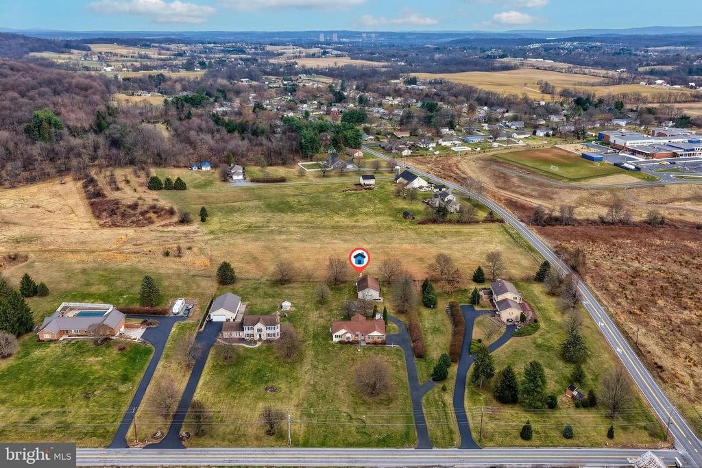 Image 3 of property listing at 596 BEINHOWER RD, Etters, PA 17319