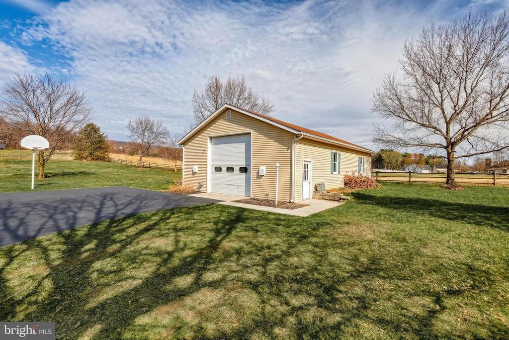 Image 40 of property listing at 596 BEINHOWER RD, Etters, PA 17319