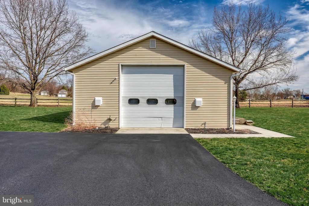 Image 41 of property listing at 596 BEINHOWER RD, Etters, PA 17319