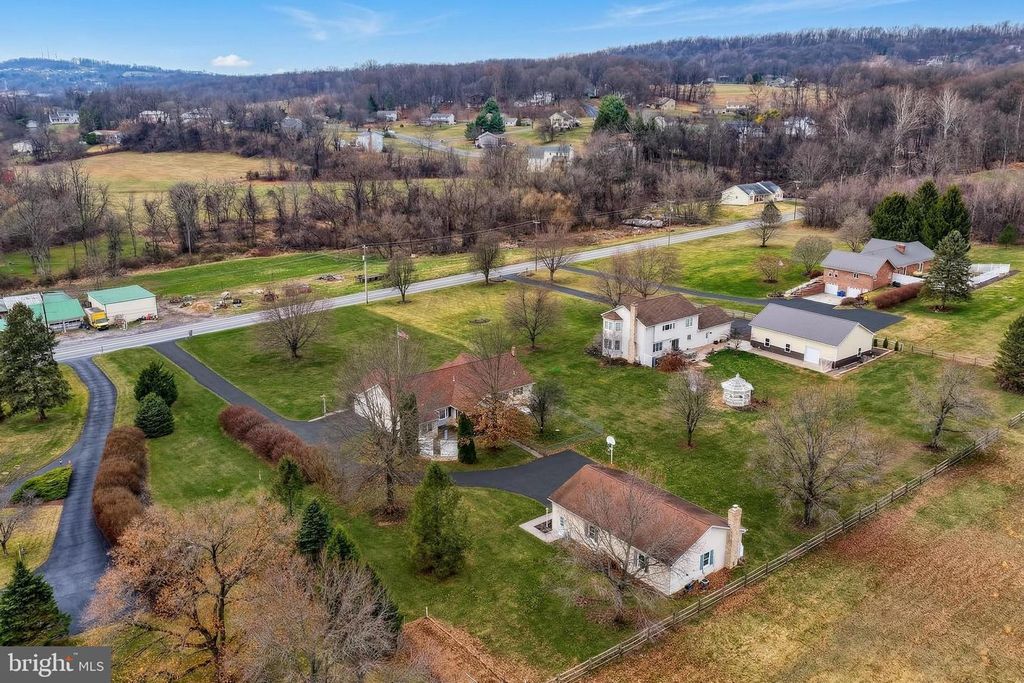 Image 52 of property listing at 596 BEINHOWER RD, Etters, PA 17319