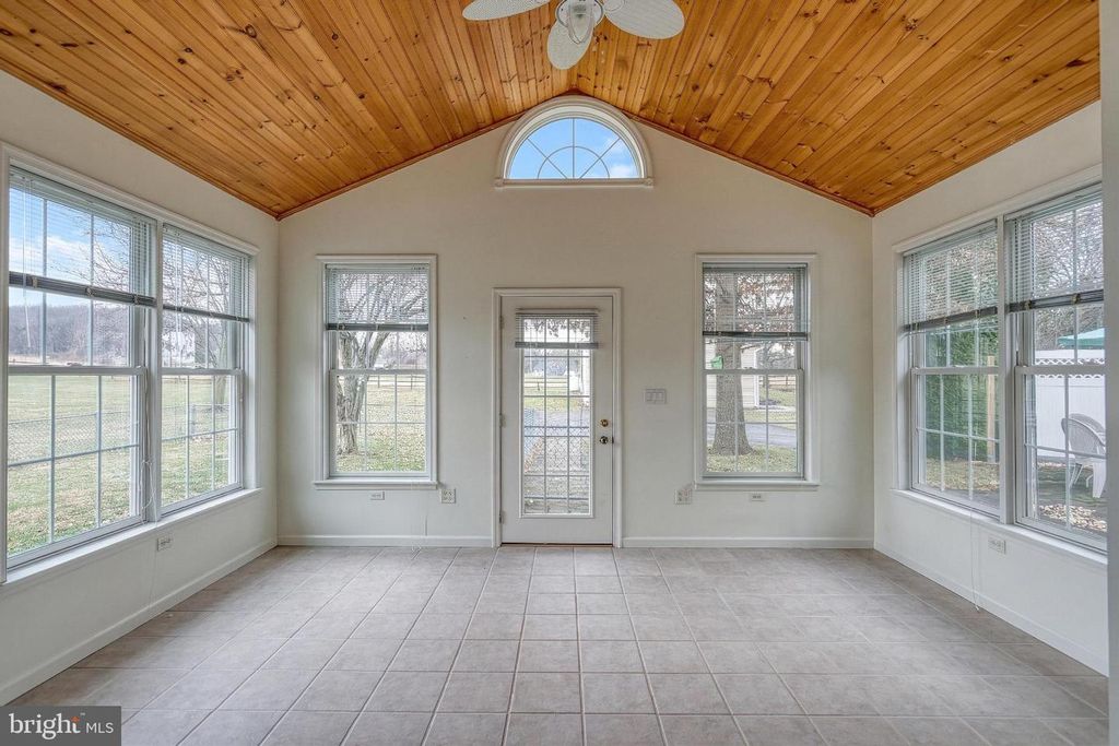 Image 8 of property listing at 596 BEINHOWER RD, Etters, PA 17319