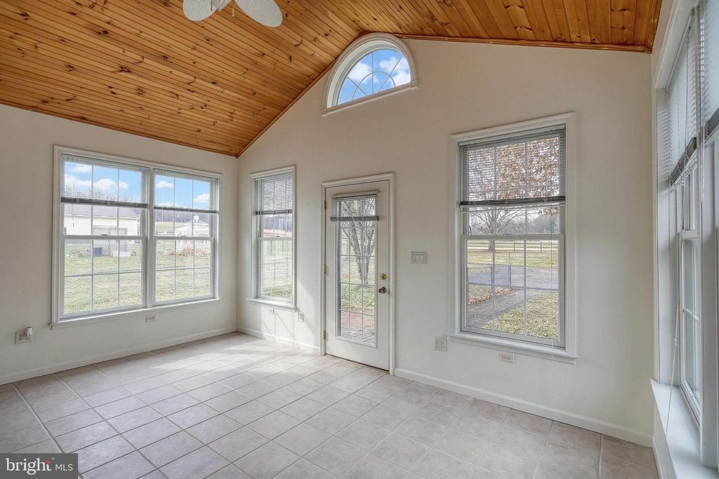 Image 9 of property listing at 596 BEINHOWER RD, Etters, PA 17319