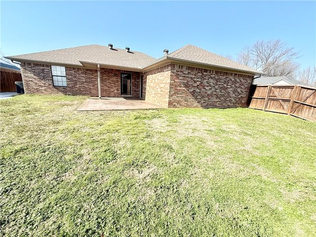 2003 S Utica Avenue, Russellville, AR 72802