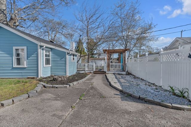10-R Barnes St, Wareham, MA 02571