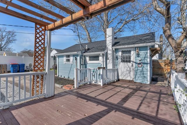 10-R Barnes St, Wareham, MA 02571