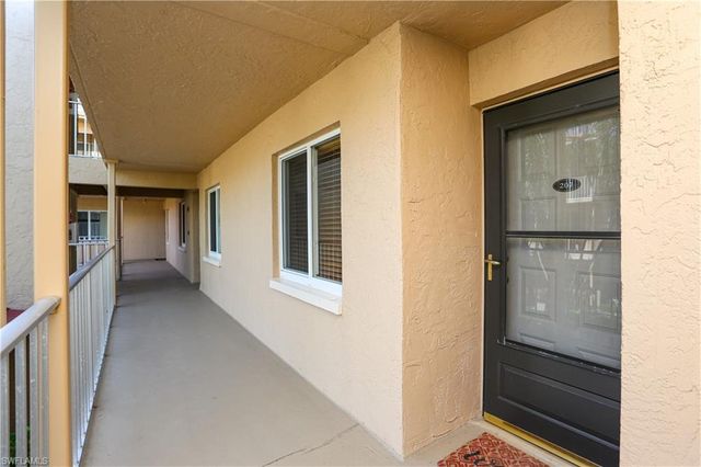 1075 Foxfire LN # 207, Naples, FL 34104