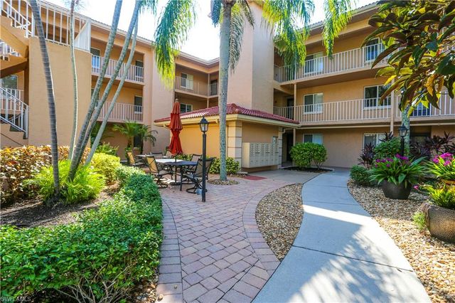 1075 Foxfire LN # 207, Naples, FL 34104