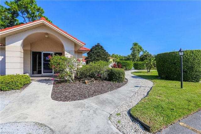 1075 Foxfire LN # 207, Naples, FL 34104