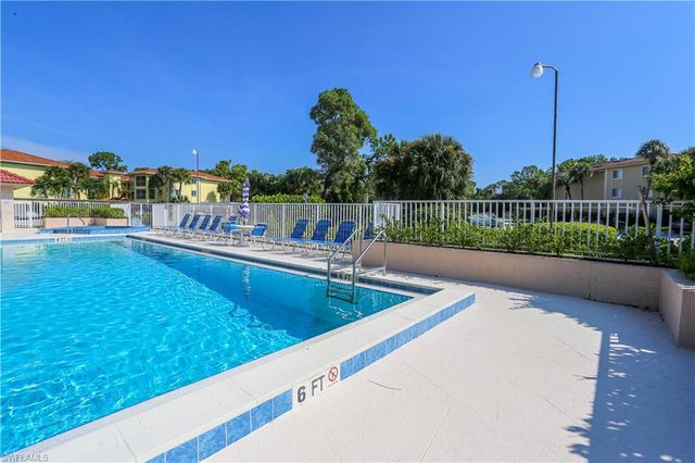 1075 Foxfire LN # 207, Naples, FL 34104