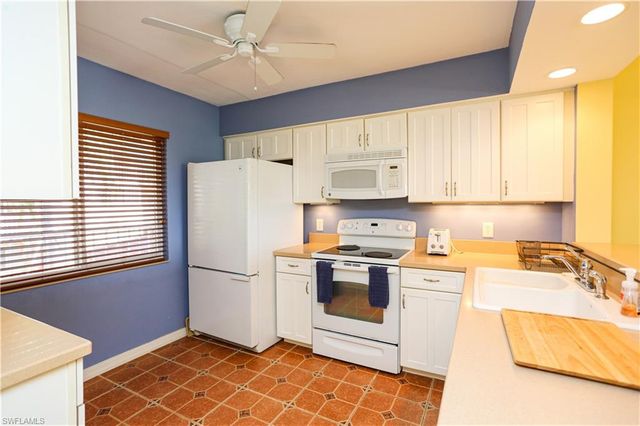 1075 Foxfire LN # 207, Naples, FL 34104