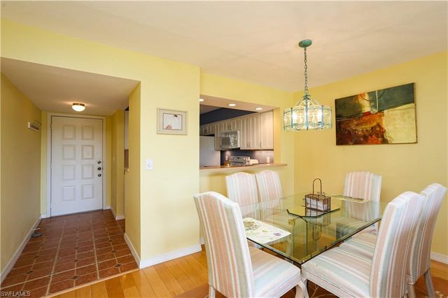 1075 Foxfire LN # 207, Naples, FL 34104