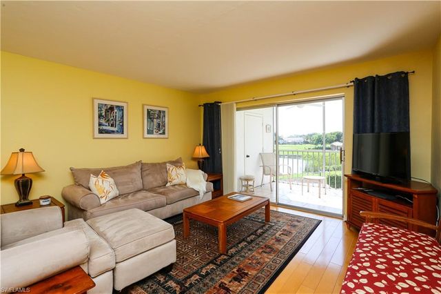 1075 Foxfire LN # 207, Naples, FL 34104