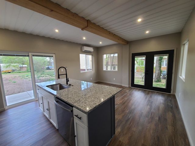 322 S Chestnut St, Lindsborg, KS 67456