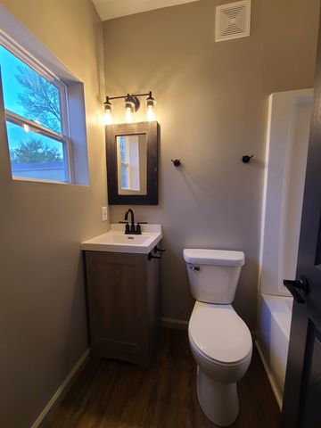 322 S Chestnut St, Lindsborg, KS 67456