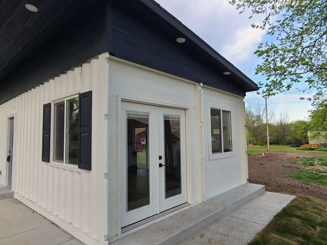 322 S Chestnut St, Lindsborg, KS 67456