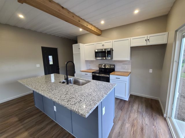 322 S Chestnut St, Lindsborg, KS 67456