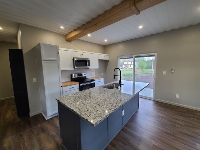 322 S Chestnut St, Lindsborg, KS 67456