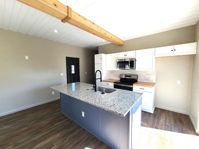 322 S Chestnut St, Lindsborg, KS 67456