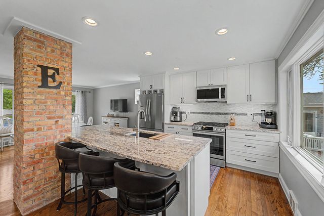 2531 Glenview Road, Glenview, IL 60025