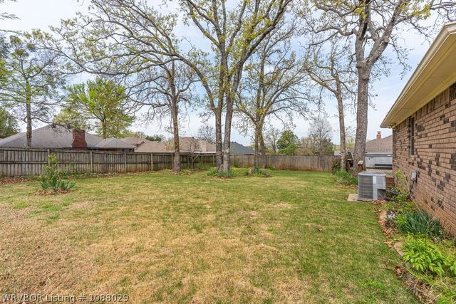 1611 Somerset Way, Van Buren, AR 72956