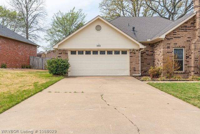 1611 Somerset Way, Van Buren, AR 72956