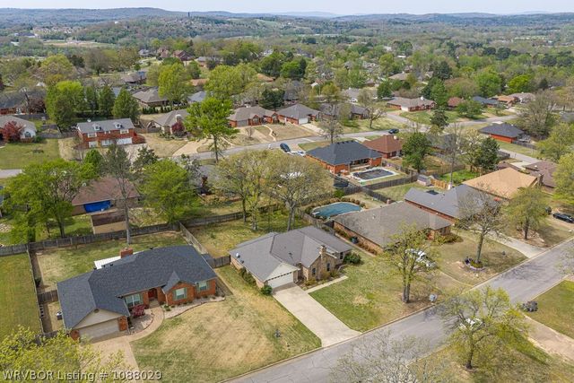 1611 Somerset Way, Van Buren, AR 72956