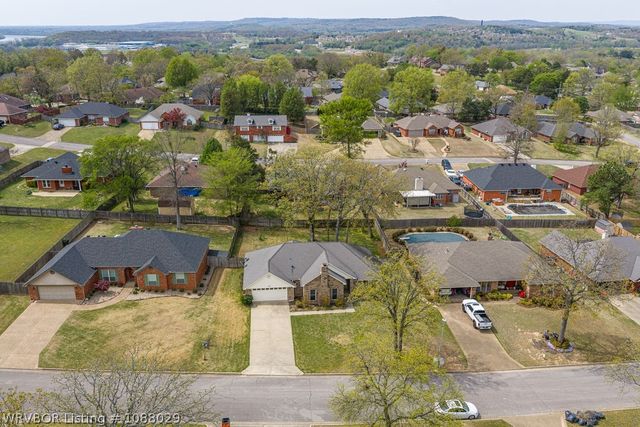 1611 Somerset Way, Van Buren, AR 72956