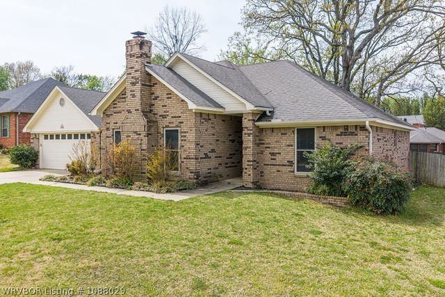 1611 Somerset Way, Van Buren, AR 72956