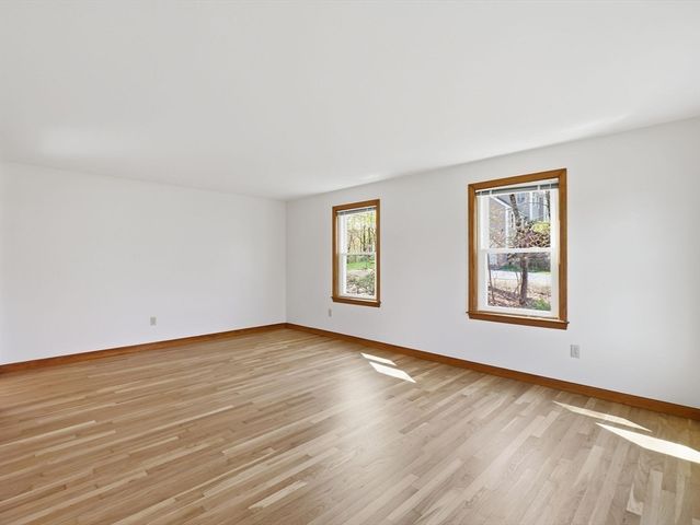 26 Nevada Rd, Tyngsborough, MA 01879