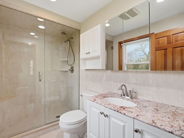26 Nevada Rd, Tyngsborough, MA 01879