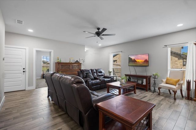 16134 Crossing Circle, Lindale, TX 75771