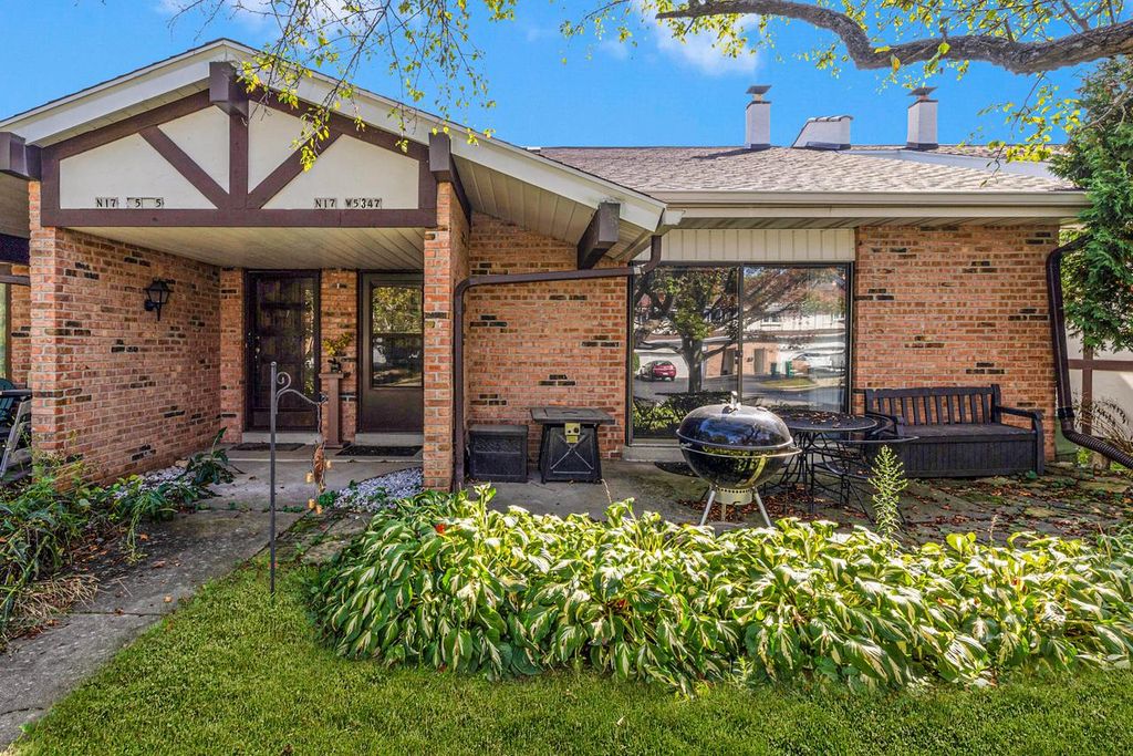 N17W5347 Garfield COURT, Cedarburg, WI 53012