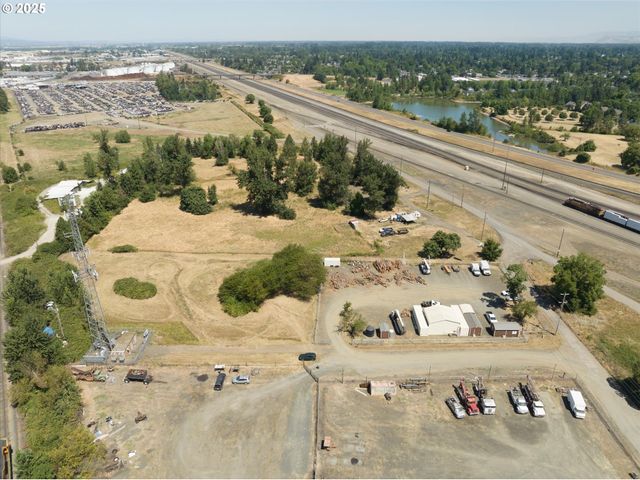 2002 KINTYRE St, Eugene, OR 97402