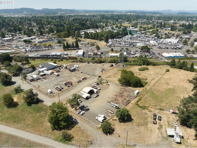 2002 KINTYRE St, Eugene, OR 97402