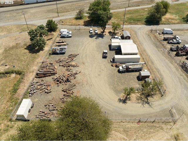 2002 KINTYRE St, Eugene, OR 97402