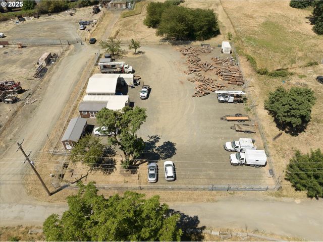 2002 KINTYRE St, Eugene, OR 97402