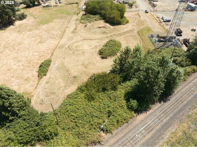 2002 KINTYRE St, Eugene, OR 97402